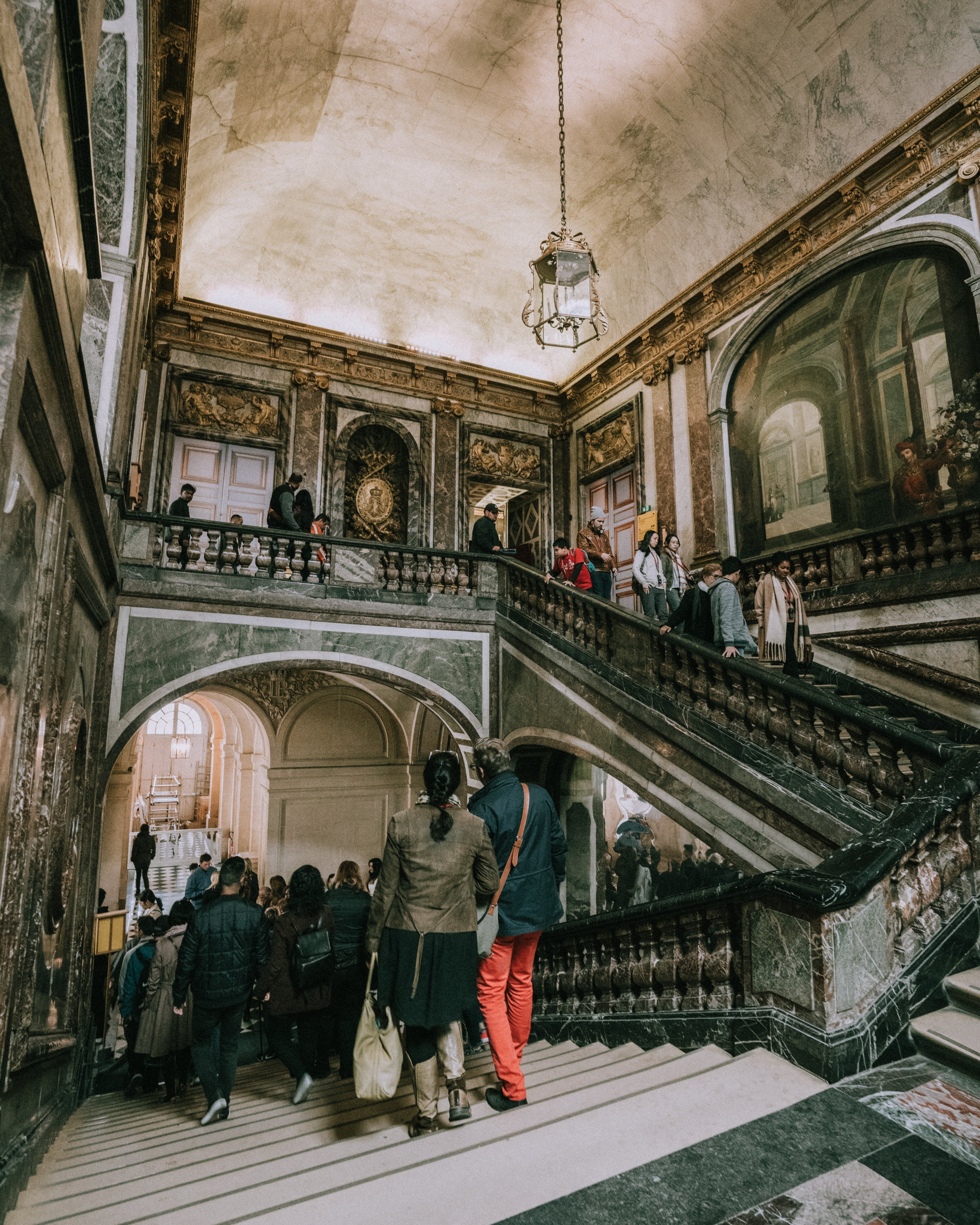 touristes se promenant dans l'escalier d'un musée ancien