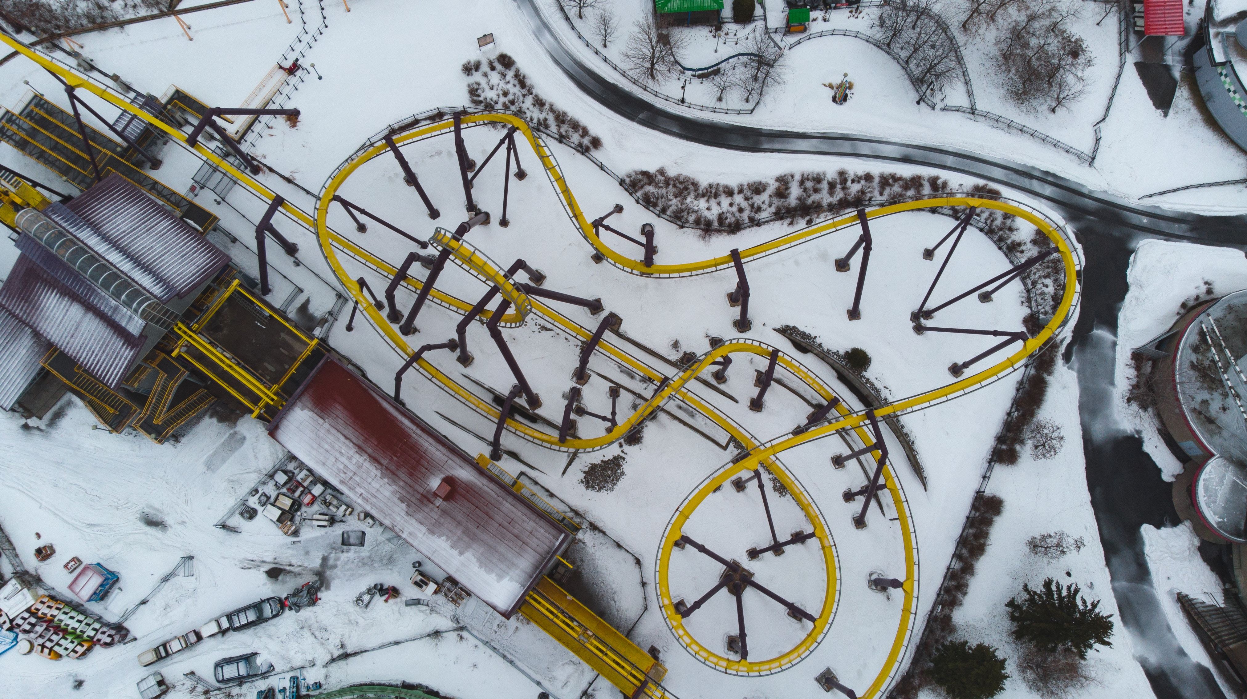 multiples roller coaster sous la neige avec un grand tobogan jaune